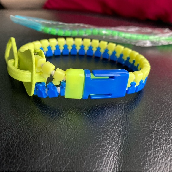 Girl’s bracelet, zipper style, new and cleaned. - Picture 4 of 7